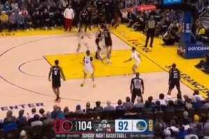 斗转星移!谢泼德突进内线 倚住防守高打板挑篮打成库里式进球