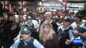 带队进世界杯！伊拉克主帅阿诺德回国后，被大批伊拉克裔球迷包围