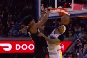 弹速惊人!阿门切入接球直接暴起双手隔扣小佩顿打成2+1