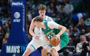 【菜鸟】弗拉格连场45分欲抢回最佳新秀 克尼佩尔14投4中仅11分