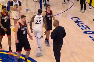 乌杜卡不满申京!暂停下场时斥责几句 后者摊手耸肩略显不满