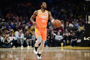 状态火热！米切尔27中16砍下38分6板6助 下半场轰23分