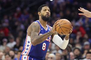 复出后状态依旧！乔治首节9分钟 6中4&三分3中3轰下11分