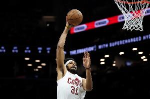 填满数据栏！贾勒特·阿伦全场7中5 拿到13分9板1助1断2帽