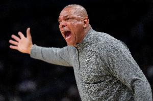 Shams：老里痛批年轻人致球员私自开会 库兹马告诉年轻人别听他的