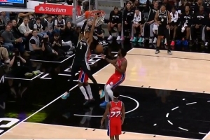 伤情无碍！文班亚马内线接球 顺势起身潇洒背扣