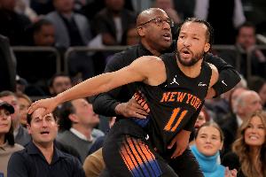 迈克·布朗：布伦森在最后关头带我们取胜 这正是巨星该做的事