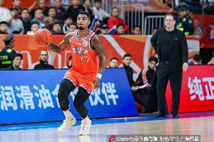 靠你撑着！皮特森半场9中6轰下20分2板1助1断