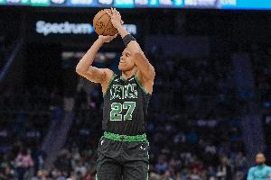 杰伦·布朗：沃尔什有能力改变比赛 我们季后赛时需要他的特质