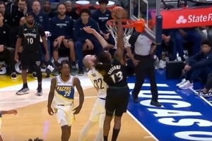 力劈华山！道苏姆中路突击 腾空暴起力压赫夫单臂隔扣