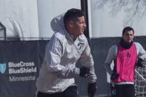 记者：J罗目前已从疾病中康复，昨天他已开始恢复正常训练