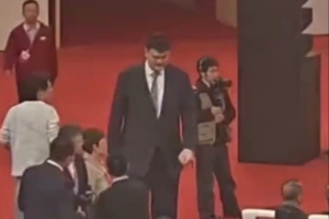 好久不见！上海交大迎建校130周年 姚明受邀回母校参加活动