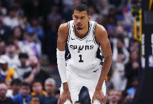 评奖资格无忧！Shams：马刺有信心文班最后三场会至少出战一场！