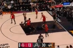 穷追猛打！布克单挑伊森 对抗防守滞空抛投打2+1率队领先20分