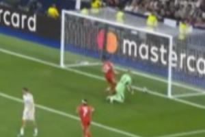 法国拜合拉木奥利塞助攻凯恩破门后,第一时间跑去球门捡球