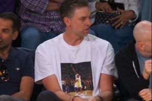 兄弟情深！大加索尔身穿科比81分纪念T恤现场观战湖人！