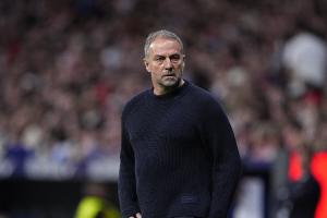 世体:欧冠赛前训练弗里克尝试奥尔莫踢伪9号位 孔德担任边后卫