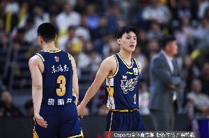 多给球权啊！胡明轩&徐杰合计12中6 拿到21分5篮板12助攻
