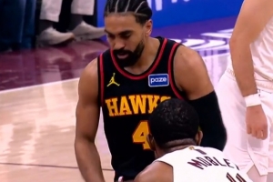 你这很难评啊！文森特造成梅里尔三分犯规 三罚仅一中