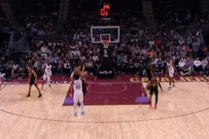 时间管理大师！多诺万·米切尔撤步强投 高难度三分压哨命中