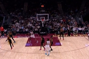 太凶了！米切尔强攻库明加得分&助攻斯特鲁斯命中压哨三分球