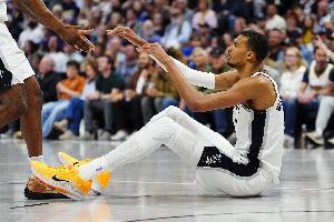 米奇：文班恢复情况不错 这不是长期的伤病隐患 但我们会谨慎对待