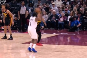 拿手菜！哈登后撤步三分造到杰伦·约翰逊犯规 后者犯满毕业