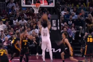 行云流水！哈登分球梅里尔 后者妙传助攻阿伦轻松暴扣