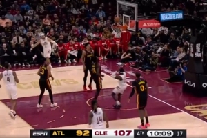 踉踉跄跄！施罗德突破遭遇犯规仍打进高难度2+1