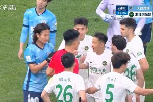 浙江队围住裁判疯狂抗议！刘浩帆勾射破门，被吹犯规进球无效