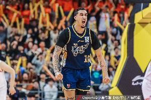 两分球7中7！奎因打满半场12中8拿到17分3板4助 正负值+15