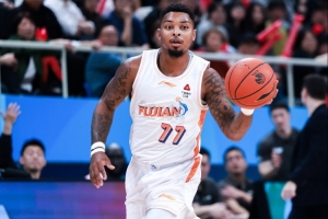 真是挡不住！皮特森首节9分钟 各种不讲理三分轰下15分3助2断