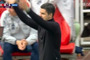 记者：阿森纳替补席后方有球迷抱怨，阿尔特塔转身示意冷静