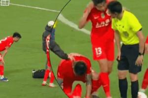 使用脑震荡换人！杨世元腿部拉伤但倒地捂头，主裁李海新都笑了
