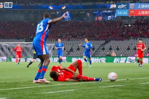 加布里埃尔带球推进时无对抗滑倒，随后长时间捂着自己膝盖