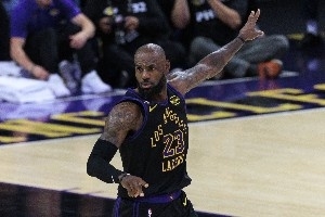 湖人因东&里受伤被看扁 但只要老詹出战他们依然是极具威胁的球队