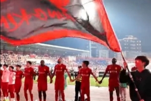 铜梁龙击败三镇赛后，李镇全和向余望在场边与球迷一同庆祝胜利