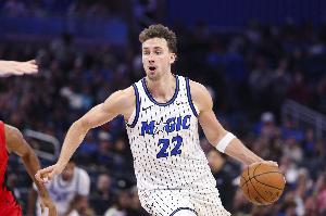 里突外投！小瓦格纳半场7中4贡献14分 三分4中3