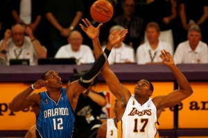 霍华德防守啥级别?杨毅:弹跳棒 身高&下肢力量对抗纯五号位吃亏