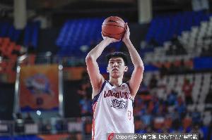 内线很有威慑力！徐昕半场14分钟 4中2&罚球6中5拿到9分7板2帽