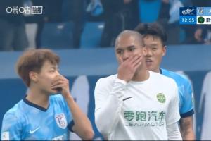 已老实李镇全昨日因辱骂被禁2场罚2万，当晚中超球员捂嘴交流