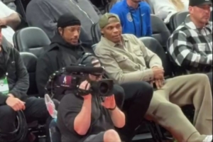 心情不错！德罗赞和威少开拓者主场观战耐克峰会 两人有说有笑