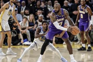 裆下掏球！美媒：勇士为了防住詹姆斯简直是无所不用其极