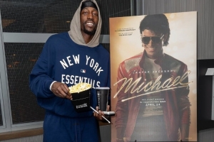 致敬另一位MJ！阿德巴约晒图宣传迈克尔·杰克逊相关电影