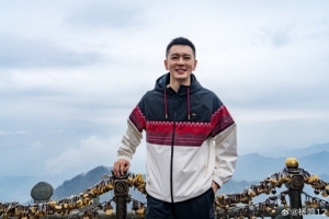 潇潇洒洒!杨鸣晒在武当山的游玩照:到此一游