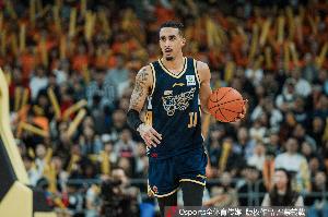 双外援发力！广东双外援奎因&麦考尔半场均打满20分钟合砍31分