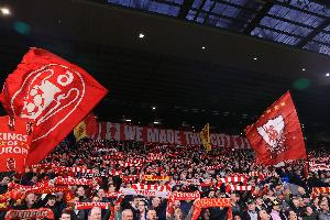 镜报：利物浦球迷组织在主场打出标语，反对俱乐部宣布球票涨价