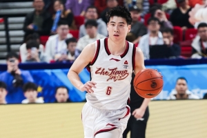 关键时刻走步违例!程帅澎7中6拿17分 三分3中3