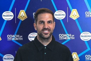 对阵国米赛前，小法领取3月份意甲最佳教练奖杯