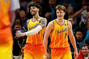 逗逗你!三球近5场狂扔73次三分 最终命中数惜败康神1球!